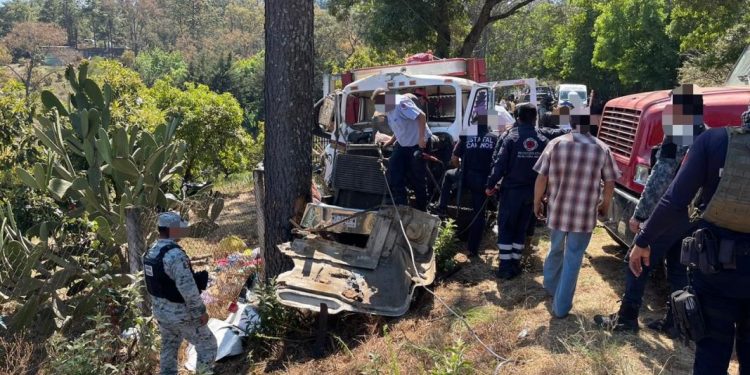 SSP auxilia a pasajeros, tras sufrir accidente vial en carretera Acutzio-Villa Madero