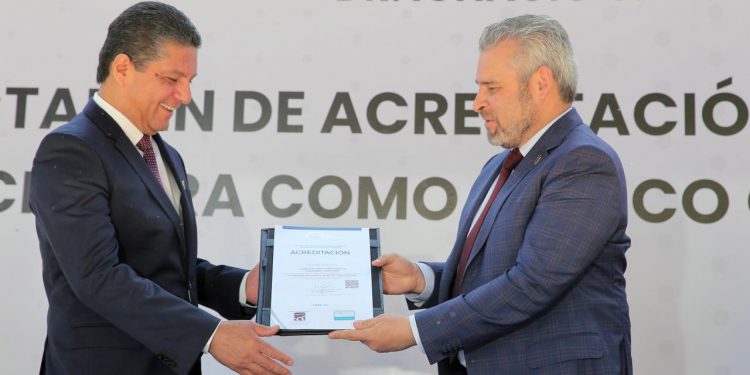Entrega Bedolla acreditación a Facultad de Medicina de la UMSNH