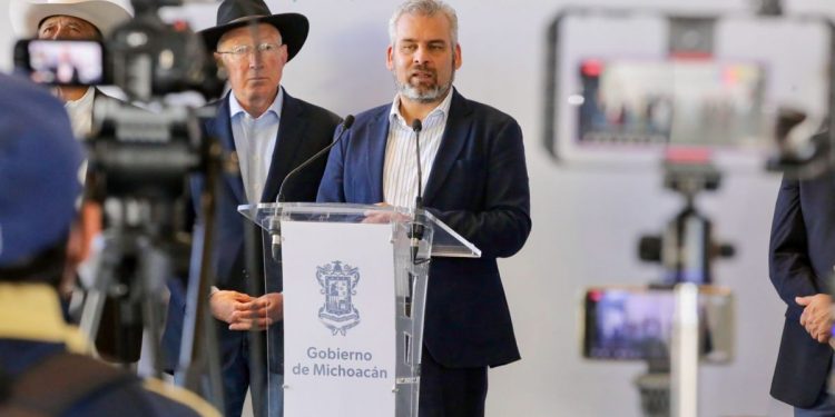 Manejo ambiental, determinante para el futuro de industria aguacatera: Bedolla