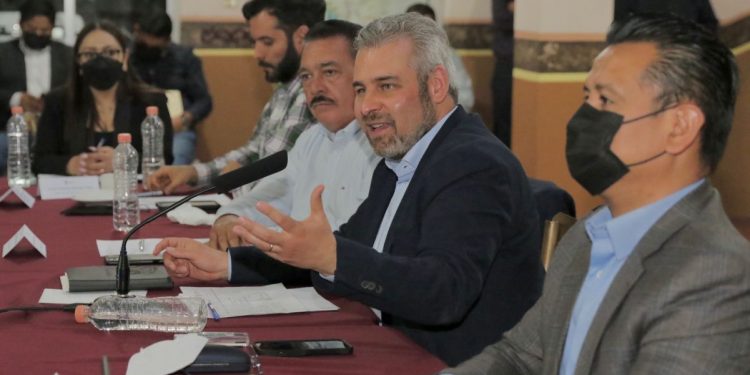 Gobierno de Michoacán exhorta a docentes y médicos a atender comunidades con rezago social