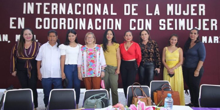 Entregan tarjetas “Mujeres Orgullo” en Apatzingán