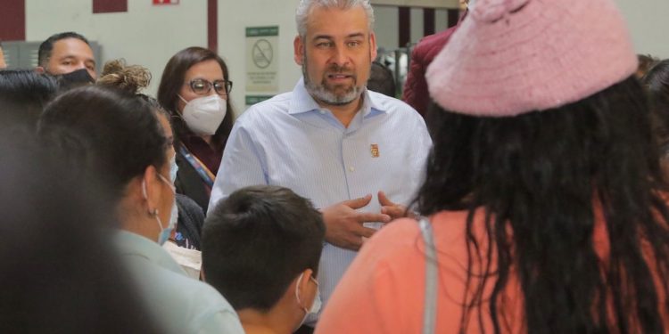 Gobernador de Michoacán visita a desplazados por la violencia en albergues de Tijuana