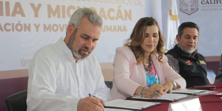 Gobiernos de Michoacán y BC firman convenio de apoyo a desplazados y migrantes