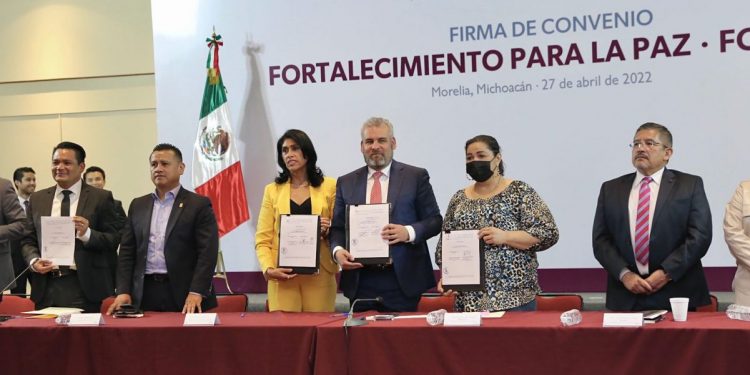 Bedolla firma convenio con 19 municipios que se suman al Fortapaz
