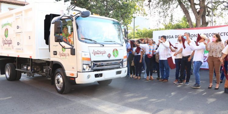 «Cumplimos compromisos de campaña: JLCL, entrega camiones recolectores de basura