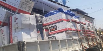 Paco Cedillo entrega 25 calentadores solares a familias uruapenses