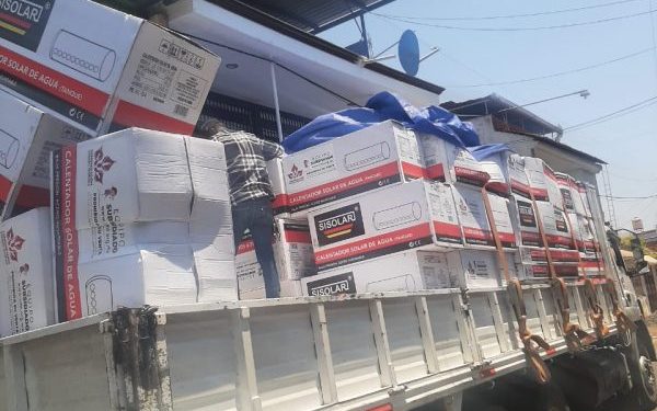 Paco Cedillo entrega 25 calentadores solares a familias uruapenses