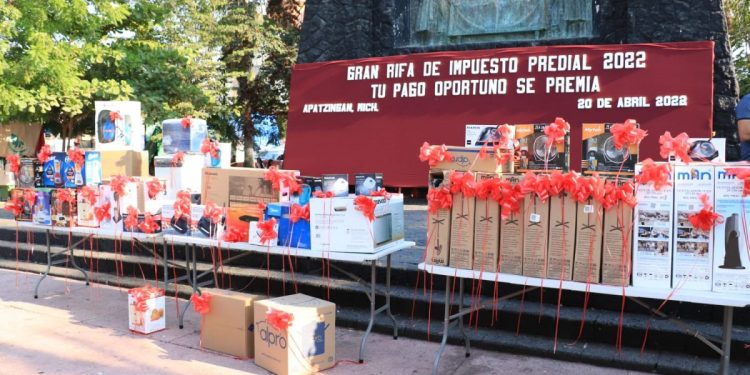 Premian a ciudadanos cumplidos con el pago del Impuesto Predial