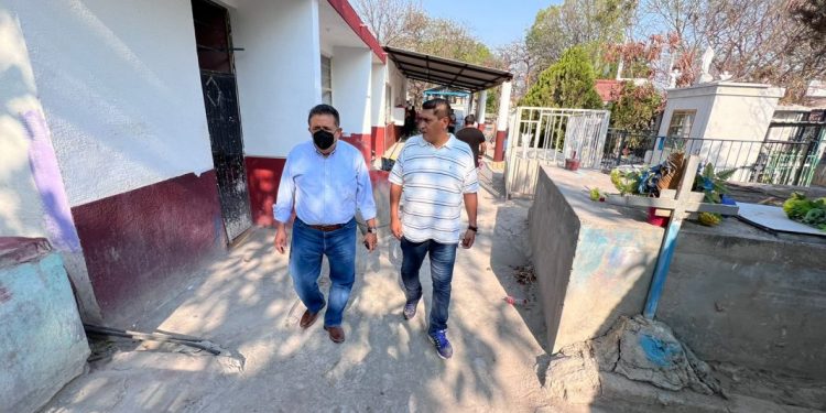 Panteón recibe cientos de familias