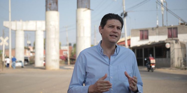 Anuncia Alfonso Martínez reactivación de obra del puente en Siervo de la Nación