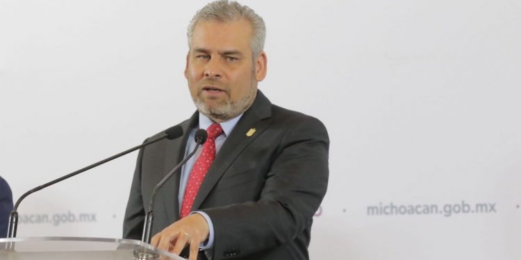 Reconoce Bedolla centenario de la creación de las Normales