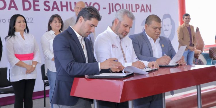 Bedolla firma convenio para el desarrollo de zona conurbada en Sahuayo-Jiquilpan