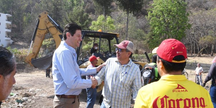 Gobierno de Morelia y ciudadanía, limpian área verde de la colonia Periodistas