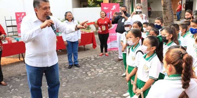 Cargado de 10 mil ejemplares llega a Apatzingán el librobús