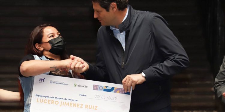 Compromiso cumplido: Alfonso Martínez entrega créditos a comerciantes informales