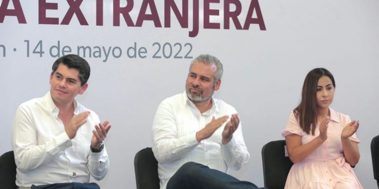 Recaudación por regularización de vehículos extranjeros será para pavimentación: Bedolla