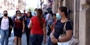 Uso de cubrebocas obligatorio sólo en espacios cerrados