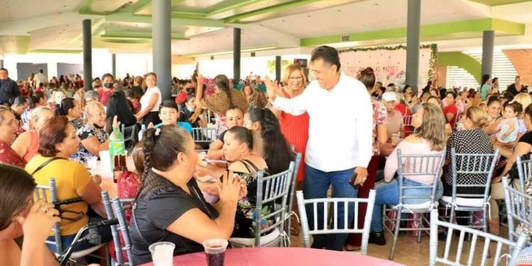 Festeja a las mamás José Luis cruz Lucatero