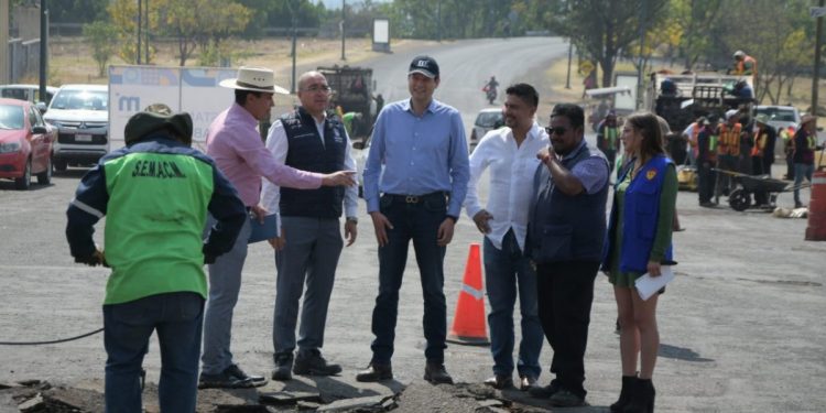 Supervisa Alfonso Martínez trabajos de bacheo en colonia Leandro Valle