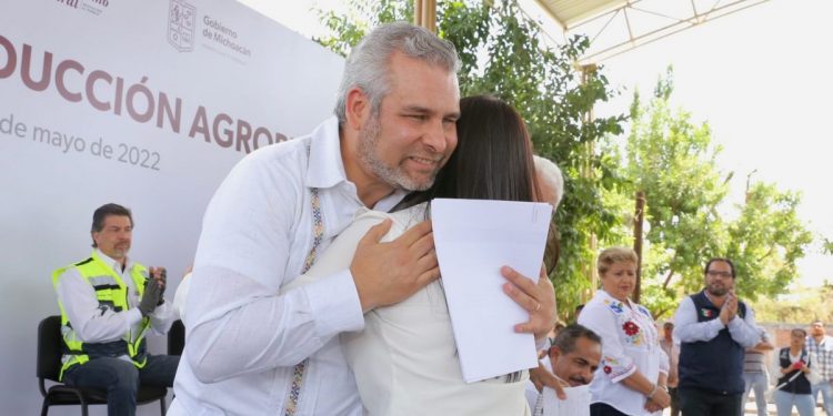 Estado y federación avanzamos en recuperación de carreteras y actividad productiva en Aguililla: Bedolla