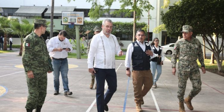 Encabeza gobernador de Michoacán reunión de seguridad en Apatzingán
