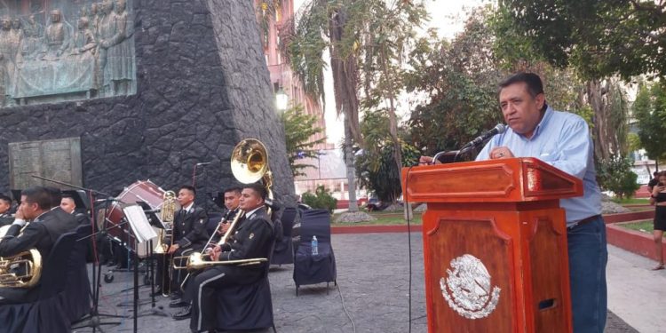 Apatzinguenses disfrutan concierto de la Sedena