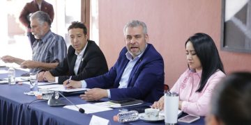 Bedolla y transportistas buscan alternativas para agilizar la movilidad en distribuidores viales en construcción