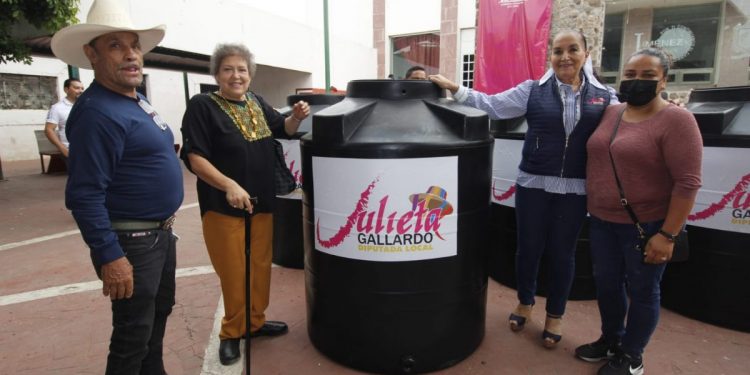 En Villa Jiménez, Julieta Gallardo entrega apoyos en coordinación con alcaldesa