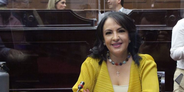 Propone Lupita Díaz priorizar inversión estatal en construcción de sede del IMSS