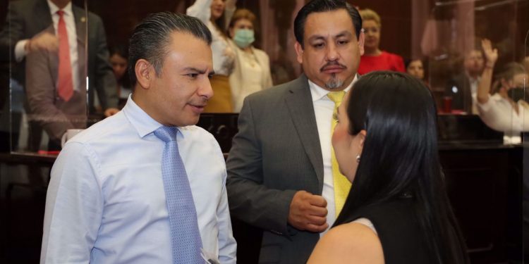 Congreso de Michoacán entrega terreno para que AMLO construya IMSS