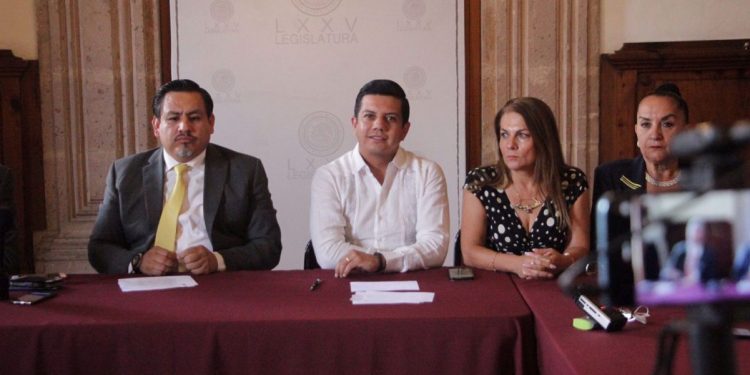 Congreso de Michoacán entrega terreno para que López Obrador construya IMSS