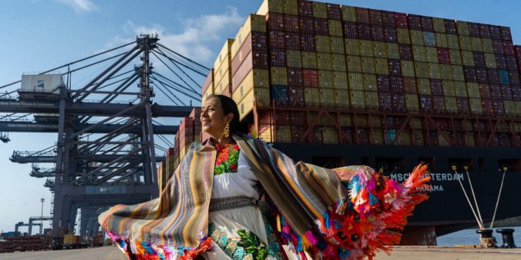 Regresa a Lázaro Cárdenas el gigante; es el único puerto del Pacífico mexicano que lo puede recibir