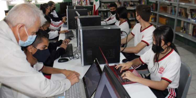 Con responsabilidad y vocación, 60 mil maestros mantienen clases y alistan cierre de ciclo en Michoacán