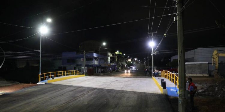 Cumple Alfonso Martínez; concluye en tiempo récord puente en avenida Siervo de la Nación