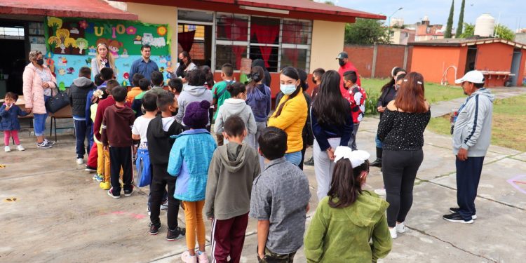 Ayuntamiento de Morelia entrega útiles y zapatos escolares a estudiantes de las tenencias