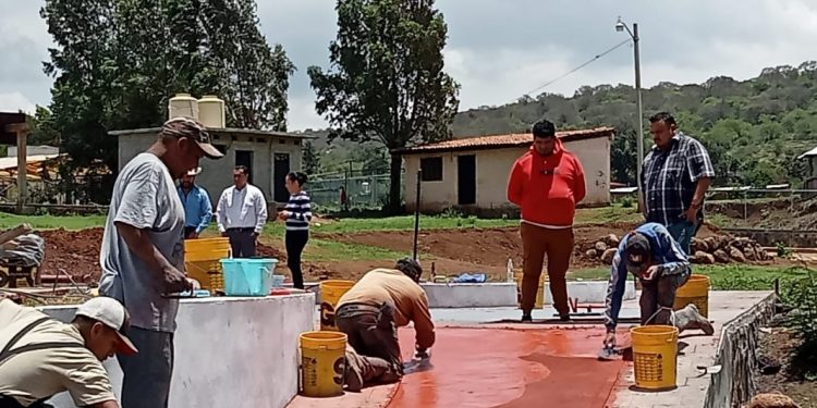 Alcalde de Lagunillas recorre localidades, entrega apoyos y supervisa obra