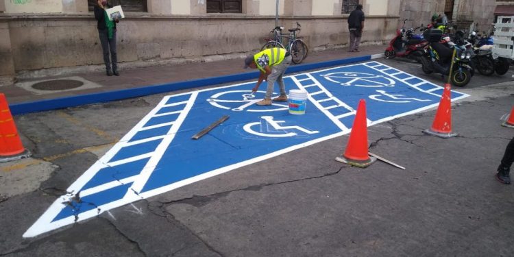 Inicia SEDUM balizamiento con símbolo de Accesibilidad Universal en Centro Histórico