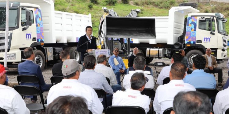 Alfonso Martínez realiza entrega sin precedentes de maquinaria para mejorar servicios y obras