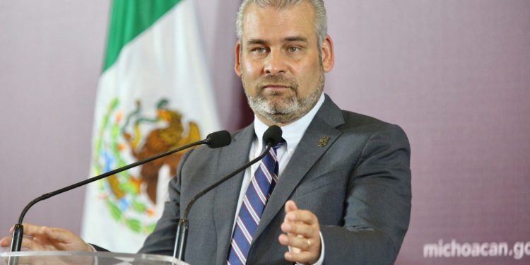 Bedolla solicita al Congreso ampliar plazo para canje de placas sin multas ni recargos