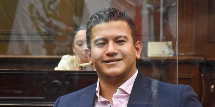 Aprueba Congreso dos iniciativas de reforma de Víctor Zurita