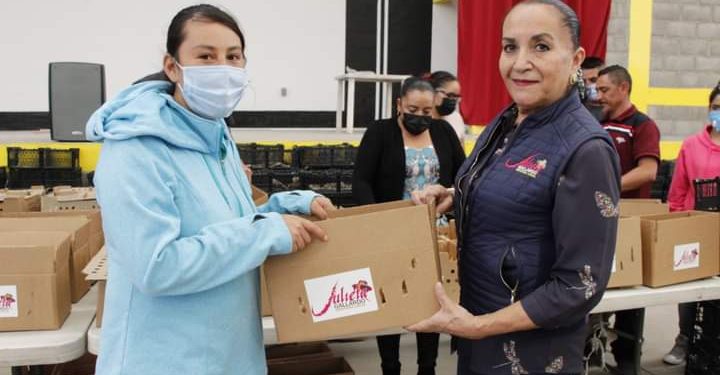 Julieta Gallardo entrega paquetes de pollos en el municipio de Jiménez