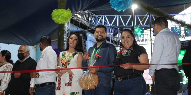 Asiste Octavio Ocampo a la Feria del Gabán, en Charapan