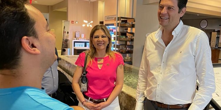Celebra Alfonso Martínez primera entrega de mango michoacano en supermercados de Florida
