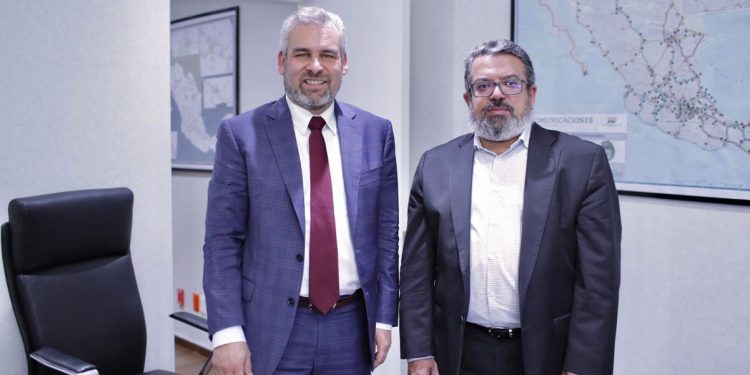 Revisan Bedolla y subsecretario de SCT el plan carretero para Aguililla