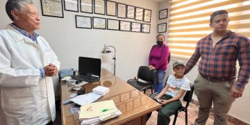 Víctor Zurita entrega aparatos auditivos