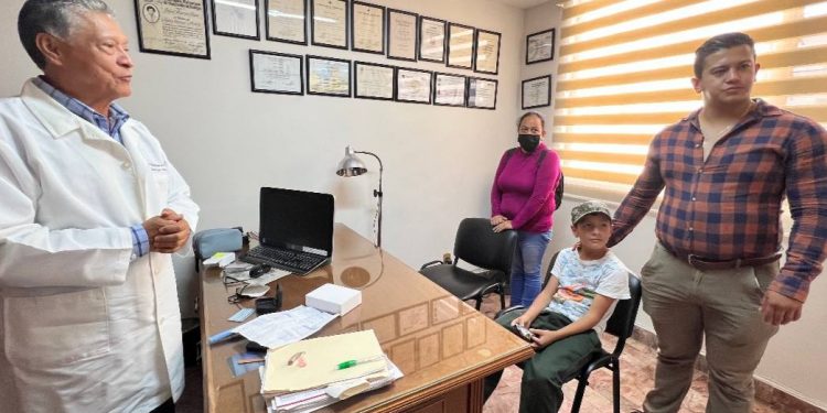 Víctor Zurita entrega aparatos auditivos