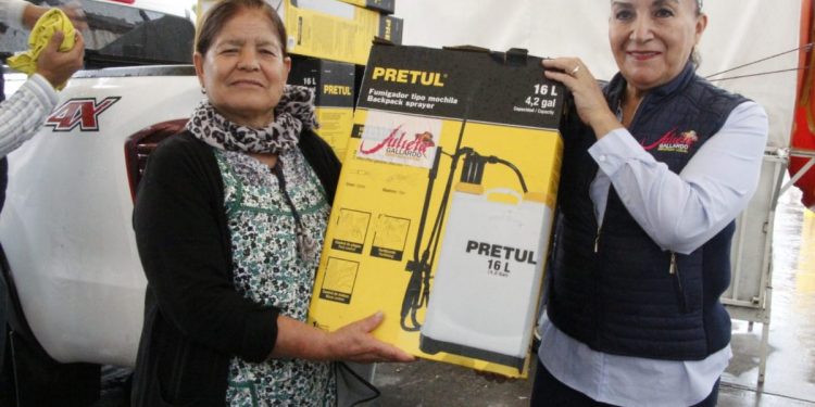 Julieta Gallardo entrega mochilas aspersoras en Chucándiro y Puruándiro
