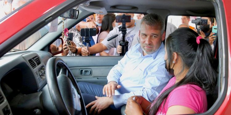 Visita Bedolla módulo de regularización de vehículos extranjeros en Uruapan