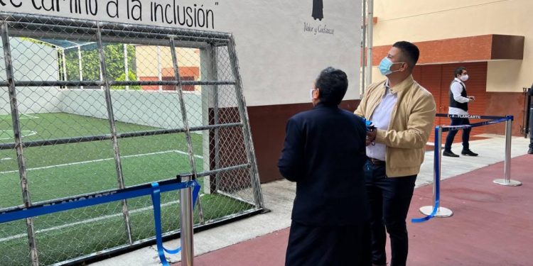 Víctor Zurita inaugura mural inclusivo de lengua de señas en el Instituto Antonio Plancarte