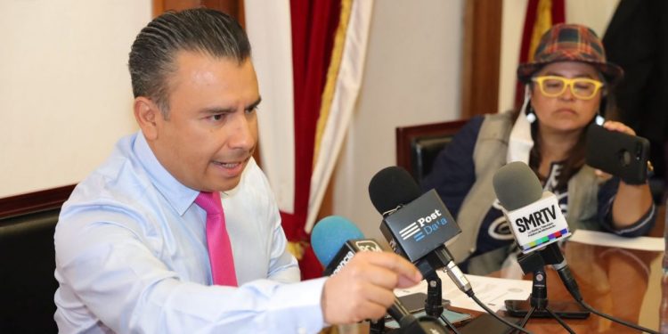 Se restituyen derechos a trabajadores que sí devengan su salario